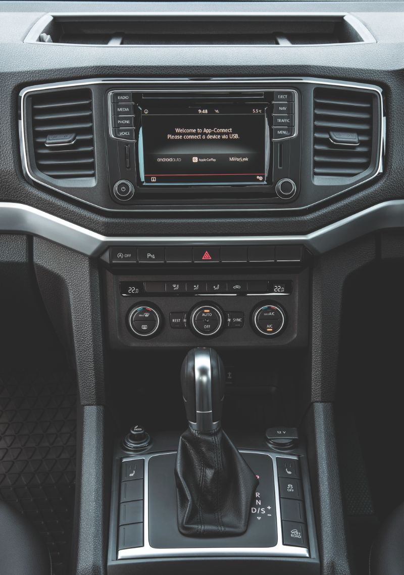 VW AMAROK HIGHLINE 3.0 V6 TDI 4 Motion gear stick and dashboard