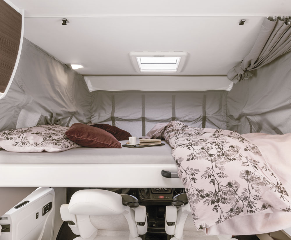 The bed in the Etrusco I 6900 SB motorhome