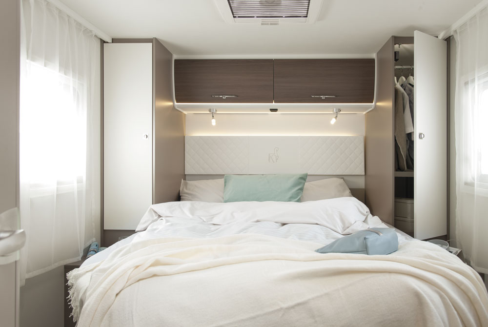 The island bed in the Etrusco T 7400 QBC motorhome