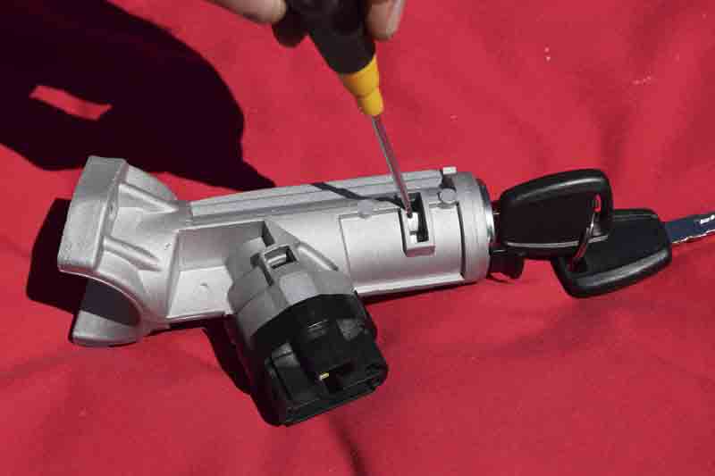 Ducato steering lock image - showing sprung barrel