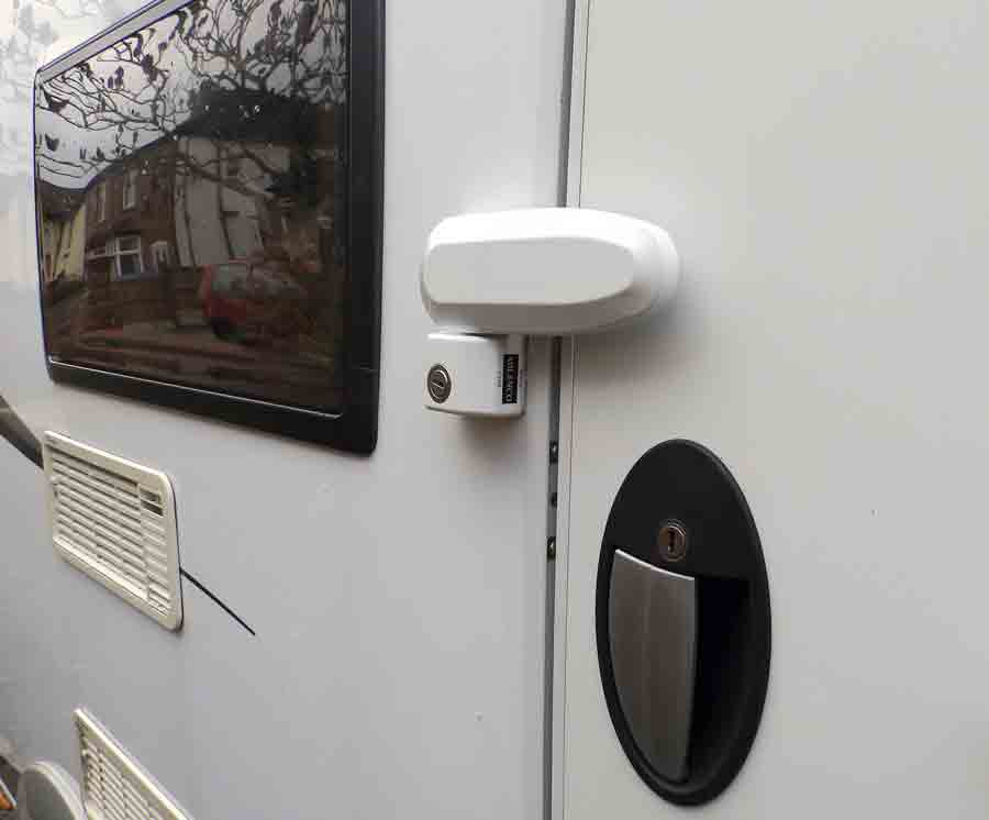 External lock on a habitation door of a campervan