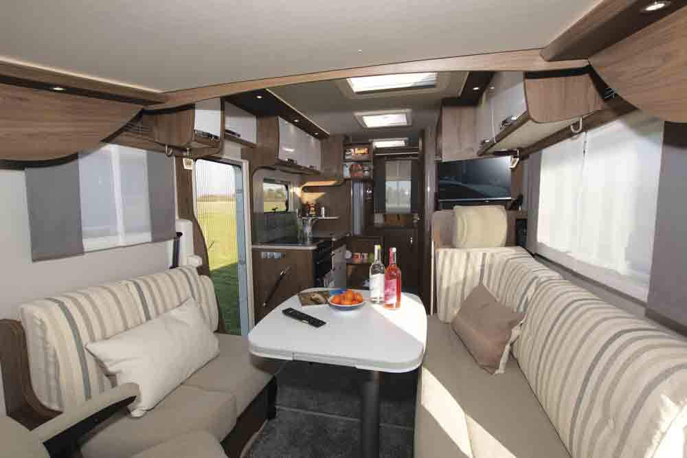Image of the lounge in the Frankia F-Line I 680 SG