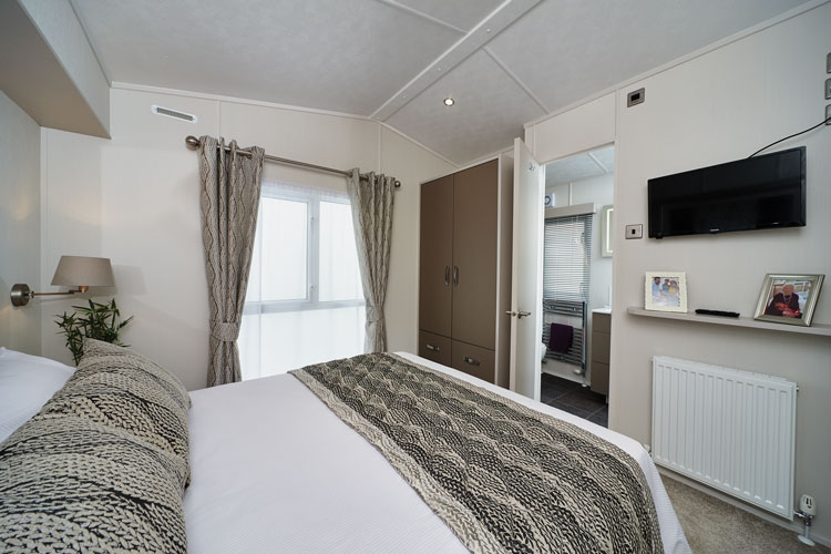 Carnaby Envoy main bedroom