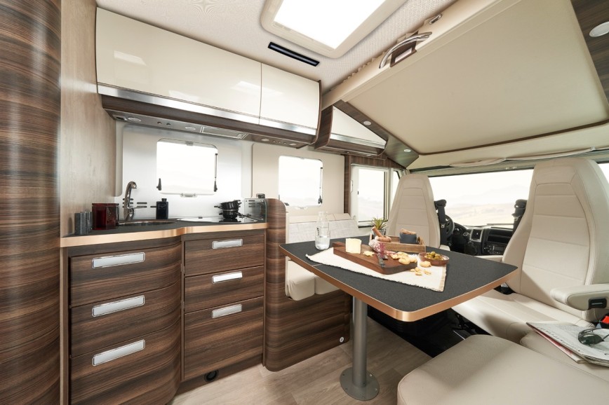 The kitchen inside the Ecovip H 4112DS