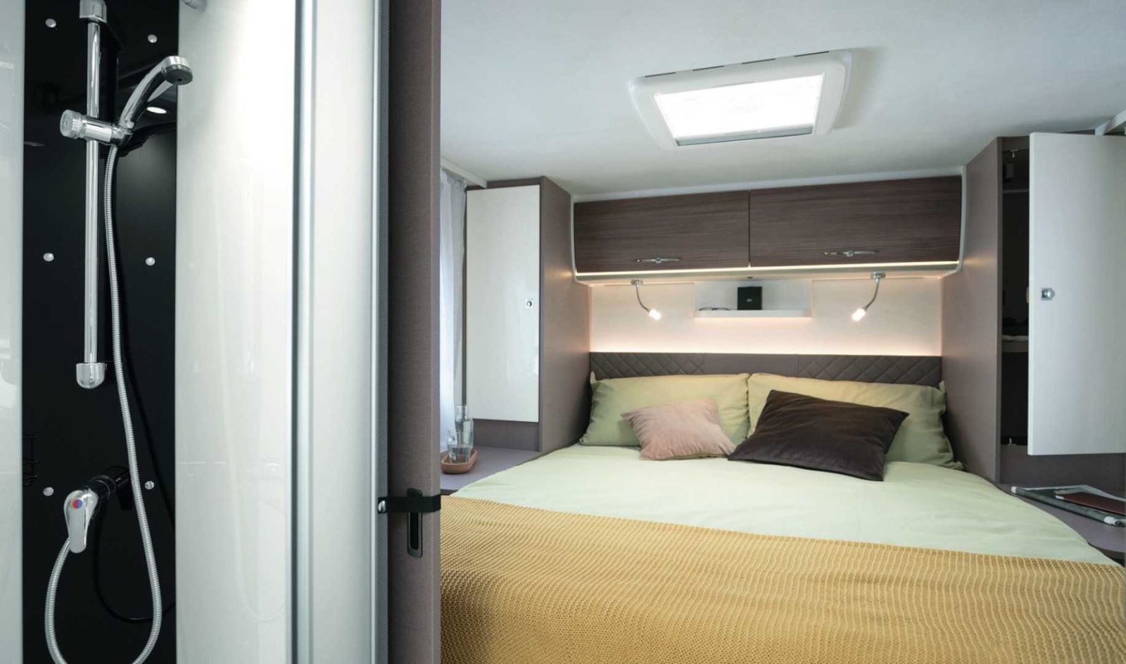 The bedroom inside the T 7400 QBC