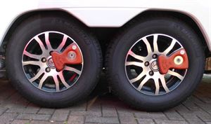 Wheel clamps on twin axle Wheel clamps on twin axle