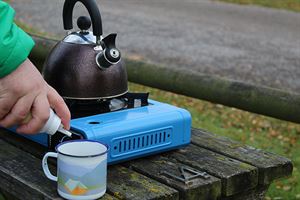2 Squirt the tea mixture into your cup 2 Squirt the tea mixture into your cup