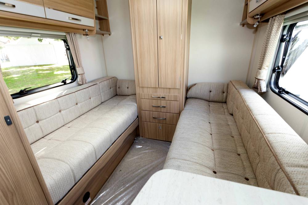 Coachman Vision 570 - rear beds