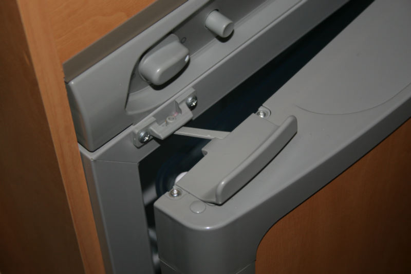 eave the freezer and fridge doors open