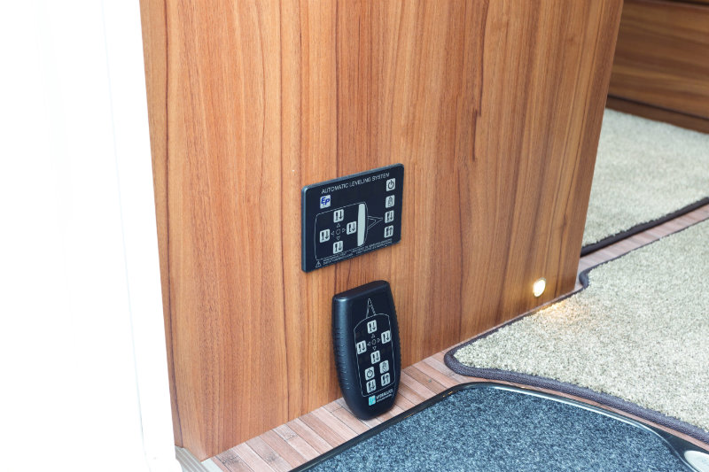 Chassis leveller controls