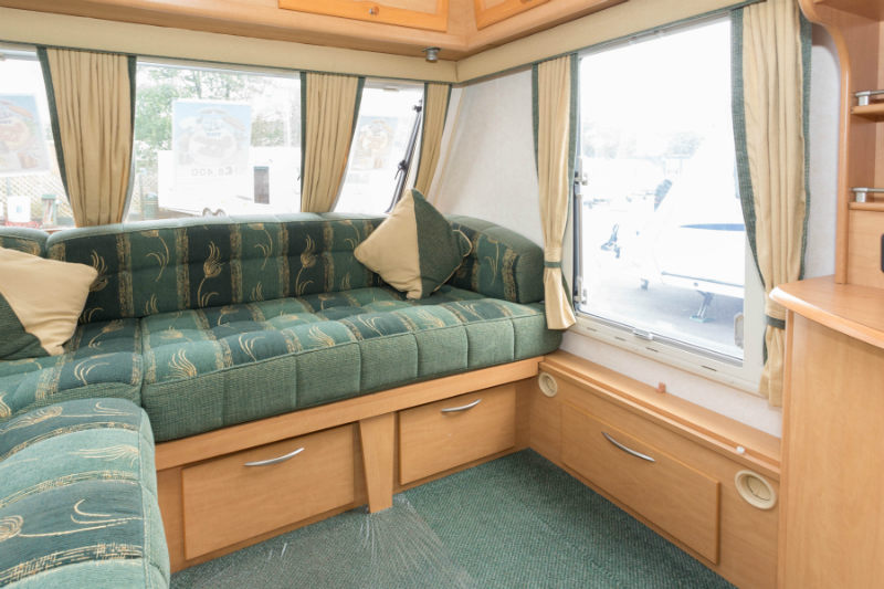 Coachman Laser 590 l-shaped lounge