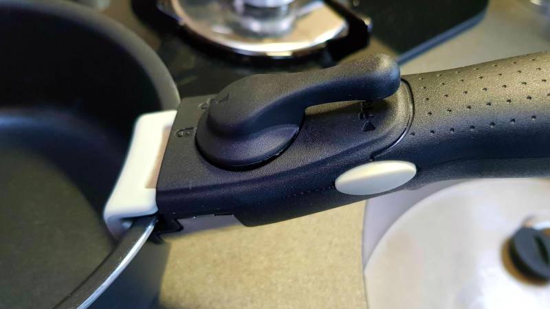 Isabella locking pan handle