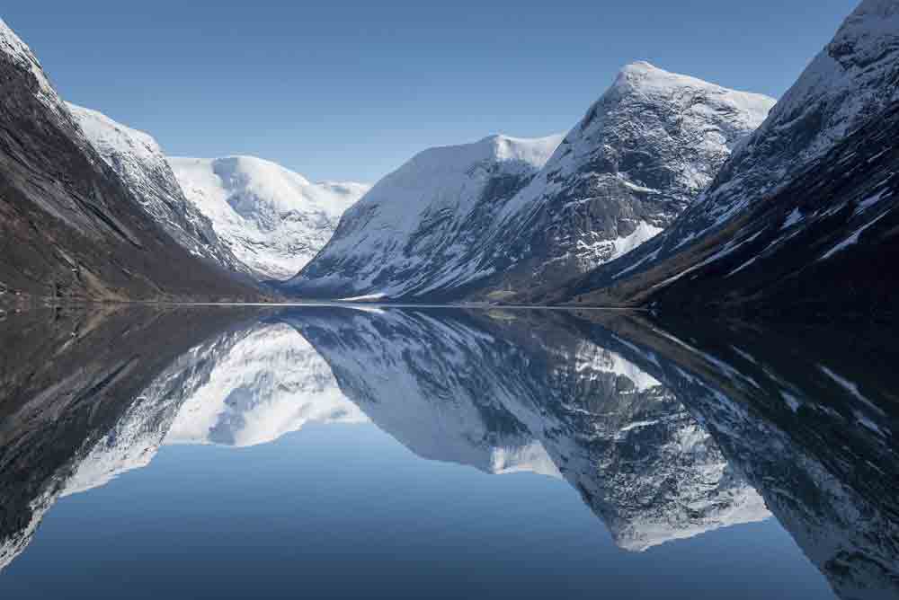 Image of mountains near Kjosnesfjorden, Norway