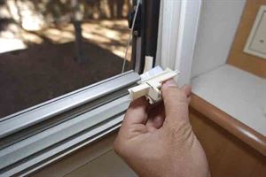 Step 2: On the broken blind, these end caps had come off © Warners Group Publications, 2019 Step 2: On the broken blind, these end caps had come off © Warners Group Publications, 2019