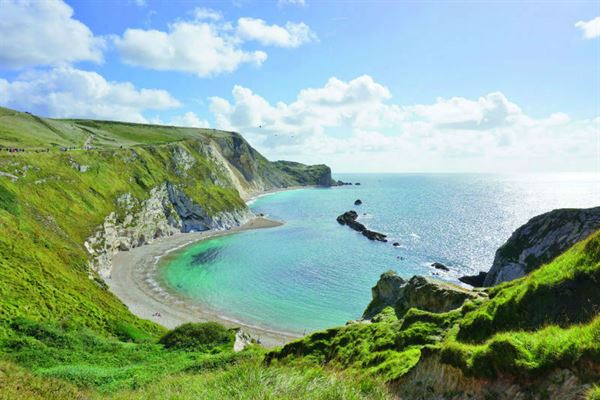 Lulworth Bay (courtesy eqroy/ stock.adobe.com)