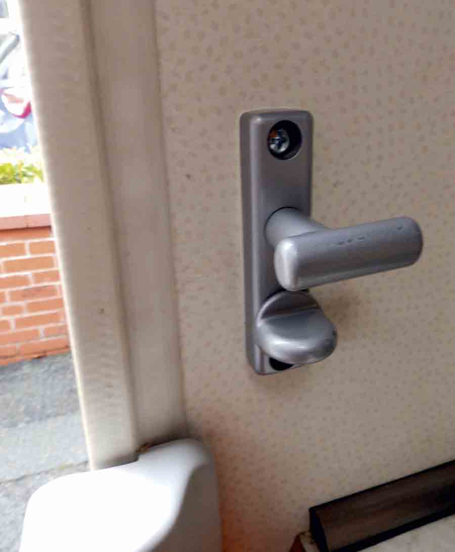 Screw the inner door catch into position