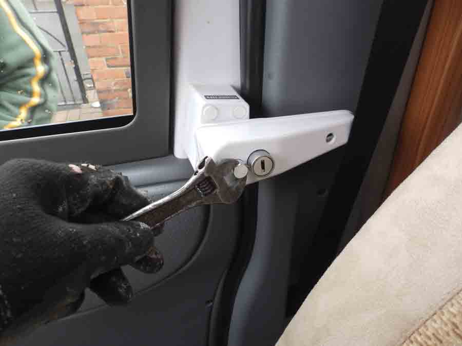 Tighten the centre bolt with a spanner