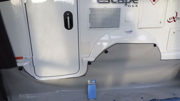 The awning fastened to the motorhome with the help of Kampa Limpets