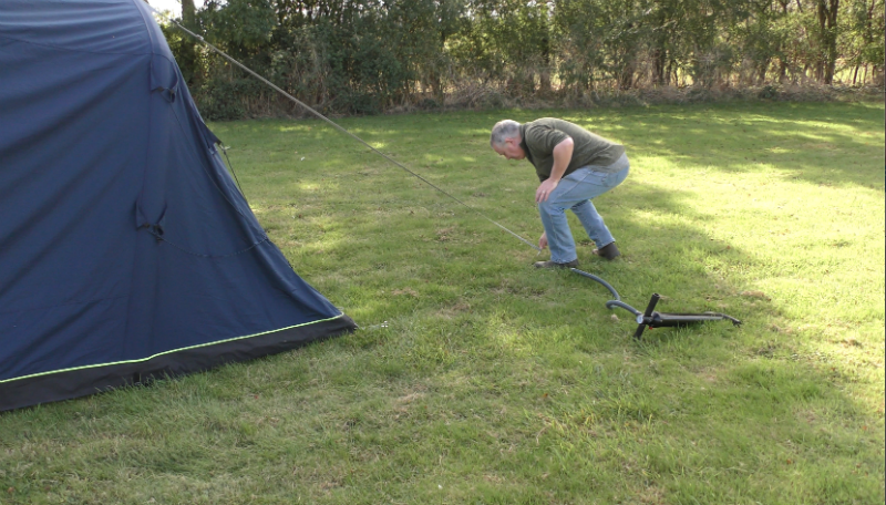 Peg out the groundsheet and the side walls Peg out the groundsheet and the side walls