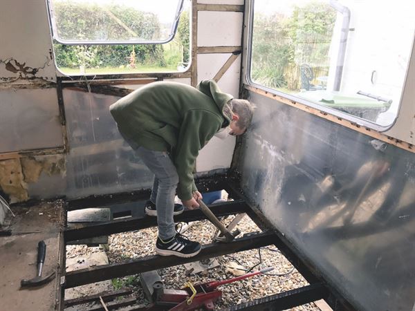 Removing the floor of the caravan Removing the floor of the caravan