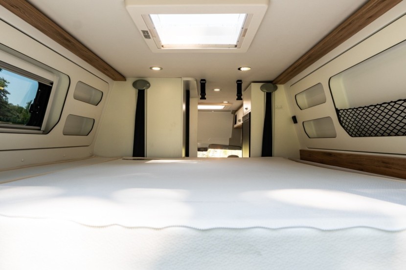 The V633M features an electrically adjustable rear bed Pilote V633M bed