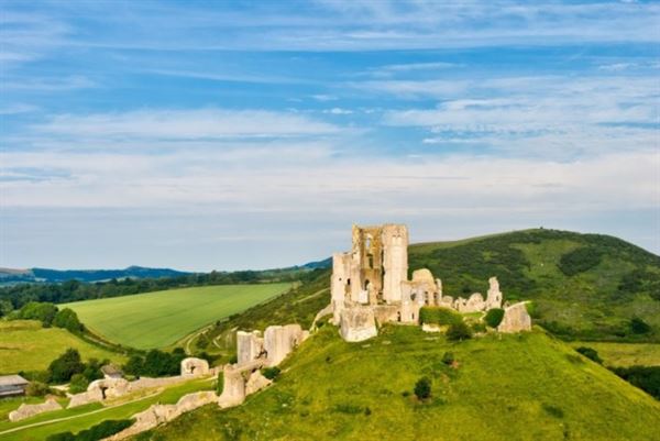 Corfe Castle (photo courtesy of Kevin Eaves/stock.adobe.com) Corfe Castle (photo courtesy of Kevin Eaves/stock.adobe.com)