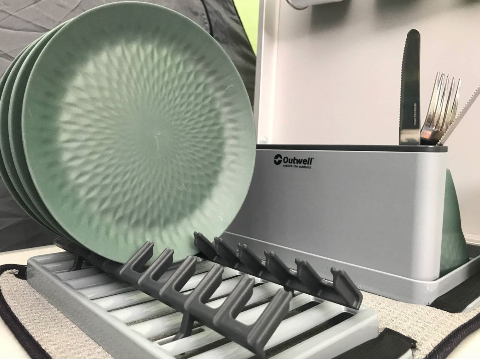 A plate and wash rack A plate and wash rack