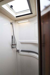 The longer B-Modern Comfort 680 has a separate shower room...