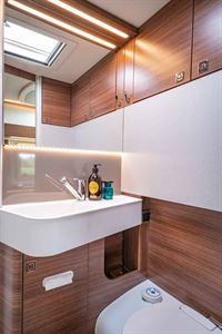 The washroom in the shorter B-Modern Comfort 580