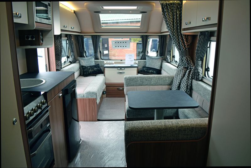 Swift Accord 820 lounge