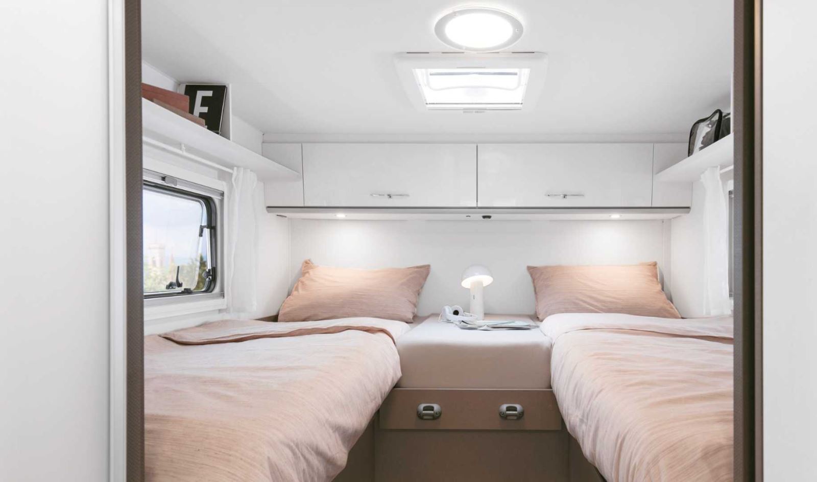 The bedroom inside the I 7400 SBC