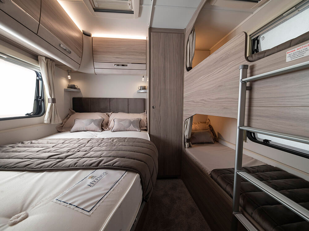 The bedroom inside the Avante 868