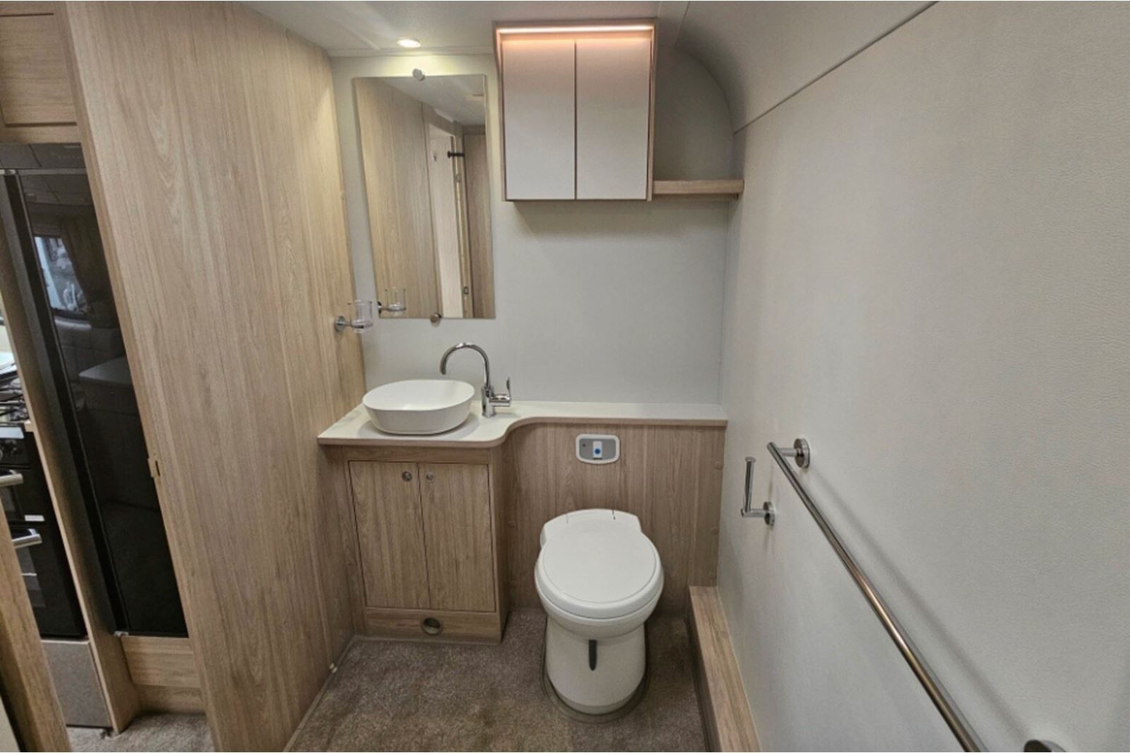 The washroom inside the Elddis Avante 520