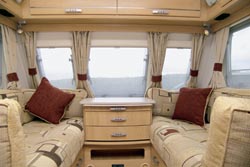 Lunar Quasar 546 front dinette image