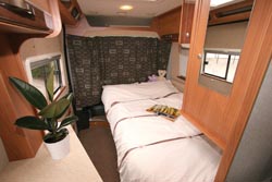 autocruise jazz champage - bed