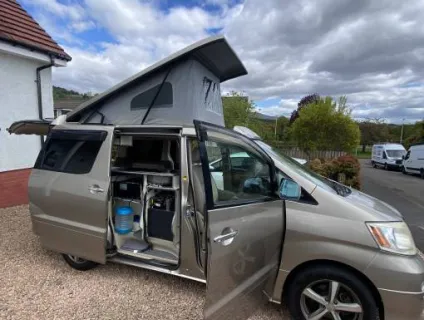 Toyota Alphard  2005