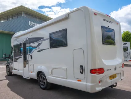 Swift Escape 674 140BHP Auto 2024