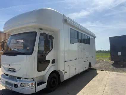 Renault It’s a 7.5 ton 6 berth motorhome with 2 double beds and seating pulls into bed full kitchen area 2010