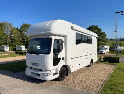 Renault It’s a 7.5 ton 6 berth motorhome with 2 double beds and seating pulls into bed full kitchen area 2010