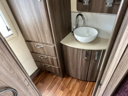 Auto-Sleepers Broadway EB 2 BERTH FRONT LOUNGE - END WASHROOM - LUXURY  2016