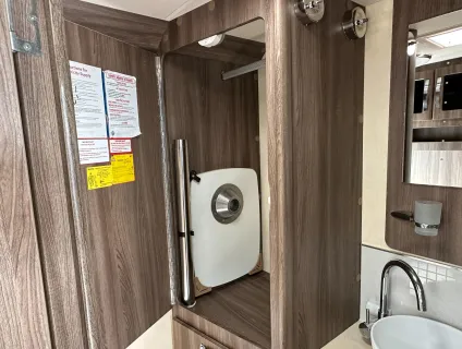 Auto-Sleepers Broadway EB 2 BERTH FRONT LOUNGE - END WASHROOM - LUXURY  2016