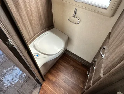 Auto-Sleepers Broadway EB 2 BERTH FRONT LOUNGE - END WASHROOM - LUXURY  2016