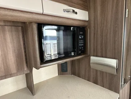 Auto-Sleepers Broadway EB 2 BERTH FRONT LOUNGE - END WASHROOM - LUXURY  2016