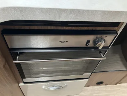 ELNAGH  BARON 560 