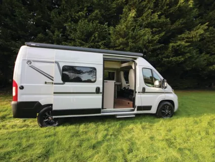 The Etrusco CV 600 DB high-top campervan
