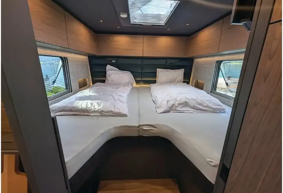 Niesmann + Bischoff Arto 78 A-class motorhome bedroom 2