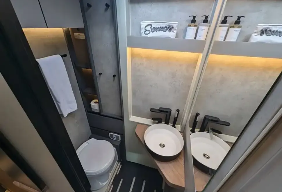 Niesmann + Bischoff Arto 78 A-class motorhome washroom