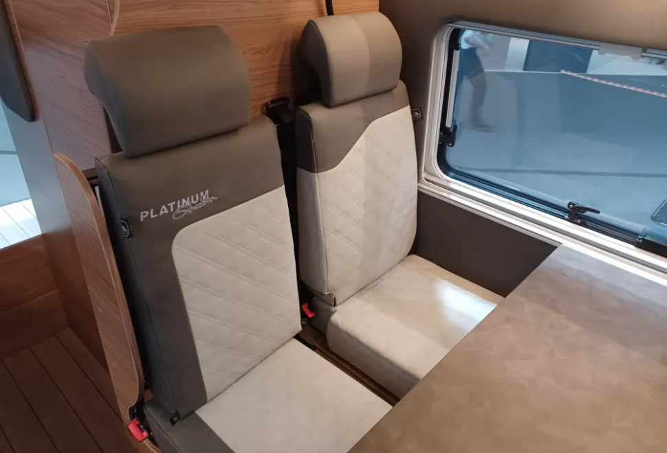 Knaus BoxLife 600 DQ Platinum Selection extended width travel seats