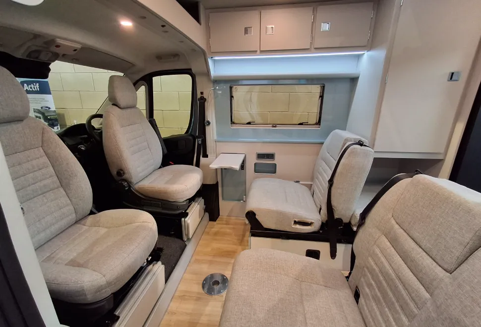 Orange Campers Trouvaille High Roof lounge