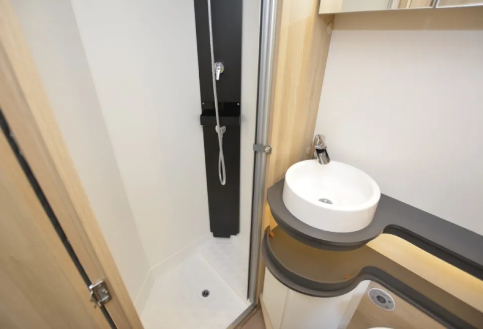 The washroom inside the Itineo SBD700